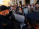 Demonstrant drí transparent na podporu vdce ruské liberální opozice Alexeje...