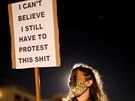 Stovky Izraelc v Tel Avivu protestovali proti údajnému hromadnému znásilnní...