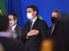 Brazilský prezident Jair Bolsonaro s roukou proti koronaviru na akci Brazílie...