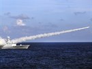 ínská fregata vypoutí protilodní raketu bhem vojenského cviení ve vodách ve...