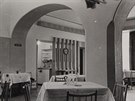 Interi�r restaurace U Jelena na novoji��nsk�m n�m�st� v roce 1968. Restaurace...