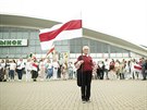 Bloruská demonstrantka Nina Baginská se svou historickou vlajkou Bloruska...