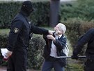 Bloruská demonstrantka Nina Baginská se pere s policisty, kteí jí sebrali...