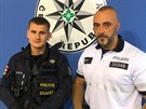 Policisté Jakub Jelínek a Josef Komák zachránili ze zakoueného domu v...