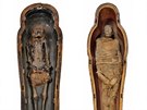 3 500 let stará rakev s mumií knze Kena Amona (vlevo) a mumie knze, který se...
