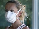Ilona Bukov� p�edv�d� nanovl�kenn� antimikrobi�ln�, bezventilov� respir�tor.