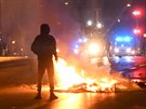 Extremisté v Malmö spálili korán, demonstranti pak házeli kameny na policii.