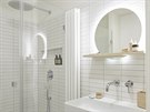 Koupelnu pojaly architektky v bílém, minimalistickém provedení.