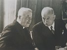 Snímek z oslavy 60. narozenin prezidenta Edvarda Benee (vpravo) v roce 1944....