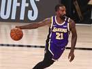 J. R. Smith (21) z LA Lakers útoí proti Portland Trail Blazers.
