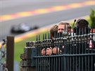 Kevin Magnussen ze stáje Haas sleduje na okruhu ve Spa konkurenci.