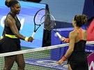 Maria Sakkariová (vpravo) a Serena Williamsová po vzájemném duelu na turnaji v...