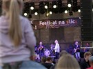 B�hem plze�sk�ho Festivalu na ulici se na p�di�ch p�edstav� p�es sto muzikant�...