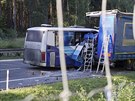 Tragick nehoda u Plzn. Do odstavenho kamionu narazil autobus, zemela v nm...