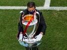 Pracovník UEFA chystá trofej pro vítze Ligy mistr ped finále mezi Paris St....