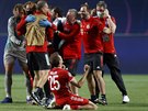 ZVLÁDLI JSME TO! Fotbalisté Bayernu Mnichov v ele s Thomasem Müllerem oslavují...