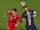 Hlavikový souboj Thiaga Silvy (Paí) a Roberta Lewandowského z Bayernu ve...