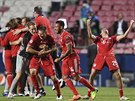 EUFORIE. Fotbalisté Bayernu Mnichov v ele s Thomasem Müllerem oslavují triumf...