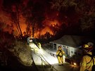 Hasii v Kalifornii bojují s tém esti stovkami lesních poár. Plameny...