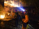 Hasii v Kalifornii bojují s tém esti stovkami lesních poár. Plameny...