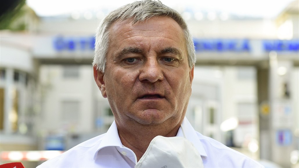Kanclé� Vratislav Myná� informuje noviná�e o zdravotním stavu prezidenta Milo�e...