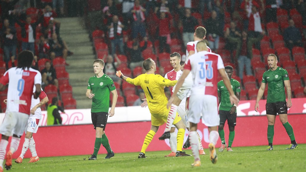 Slávistický branká� Ond�ej Kolá� (ve �lutém) se raduje z prom�n�né penalty v...