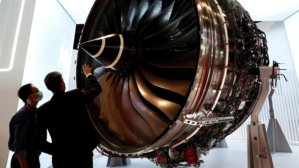 Letecký motor Rolls-Royce Trent jako jeden z exponát� zimní singapurské airshow...