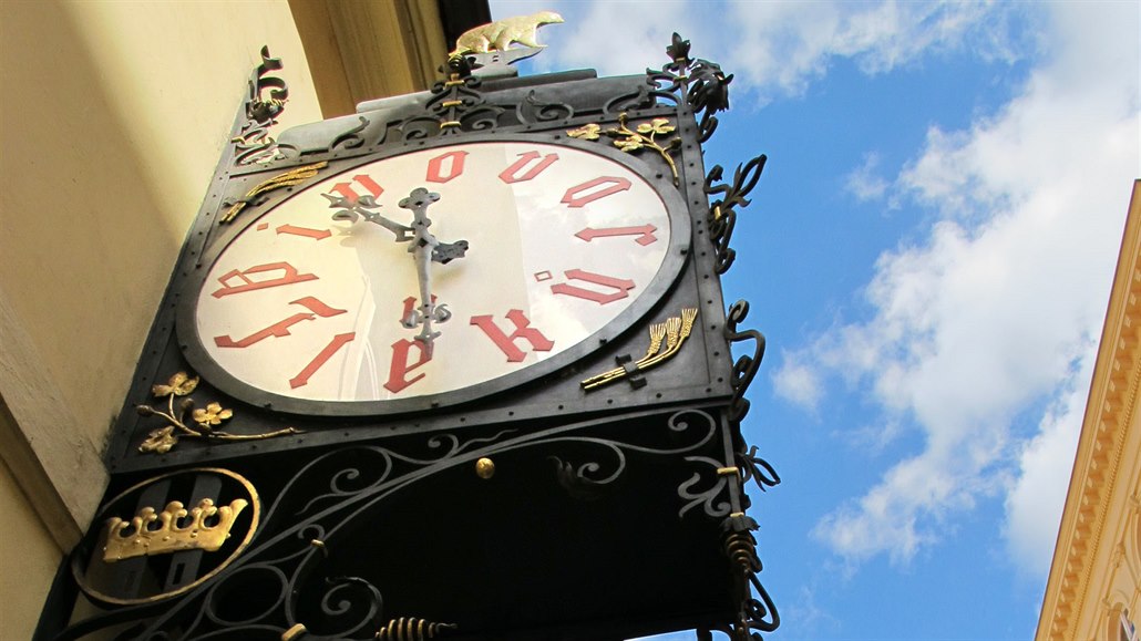 Historické hodiny na fasádě patří neodmyslitelně k pivovaru U Fleků.