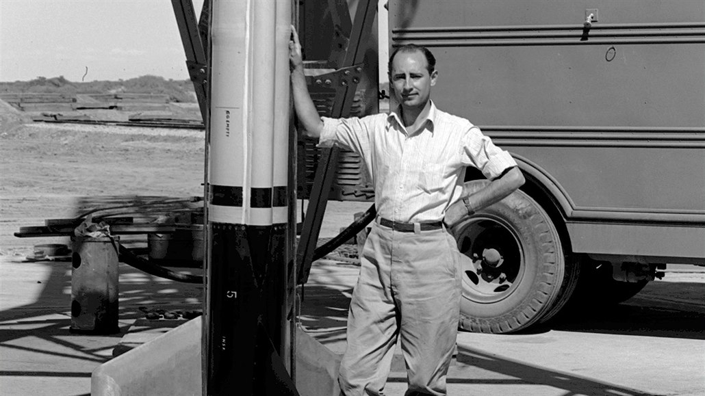 Frank Malina s raketou WAC Corporal v říjnu 1945
