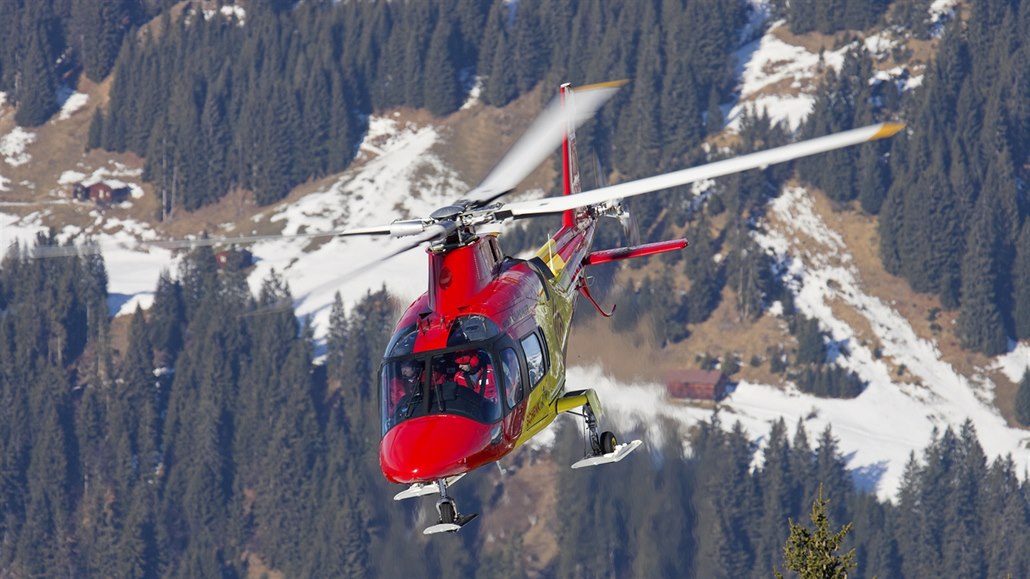 Vrtulník rakouské záchranné sluby zasahuje v Alpách.