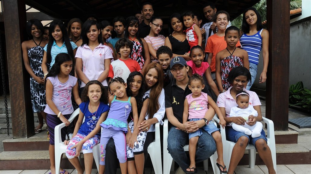 Brazilská poslankyně Flordelis dos Santosová s manželem a dětmi (21. října 2009)
