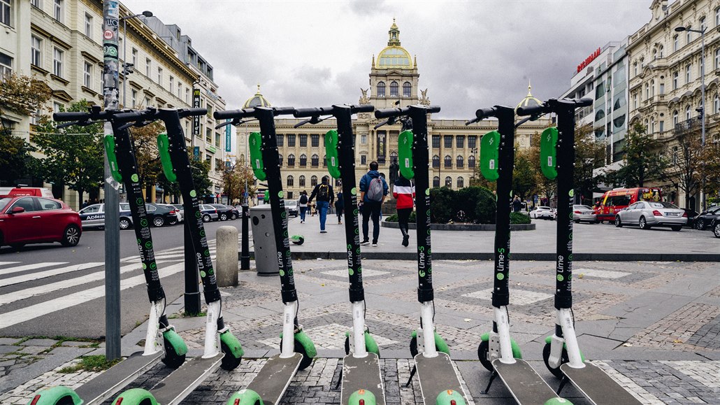 Sdílené kolobky spolenosti Lime v Praze na Václavském námstí