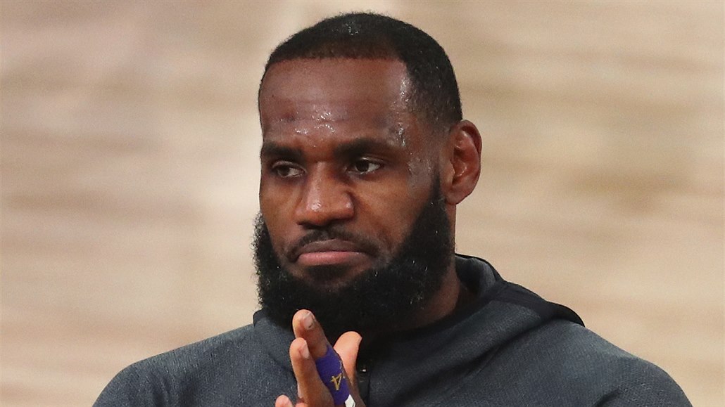 LeBron James z LA Lakers se chystá na zápas.