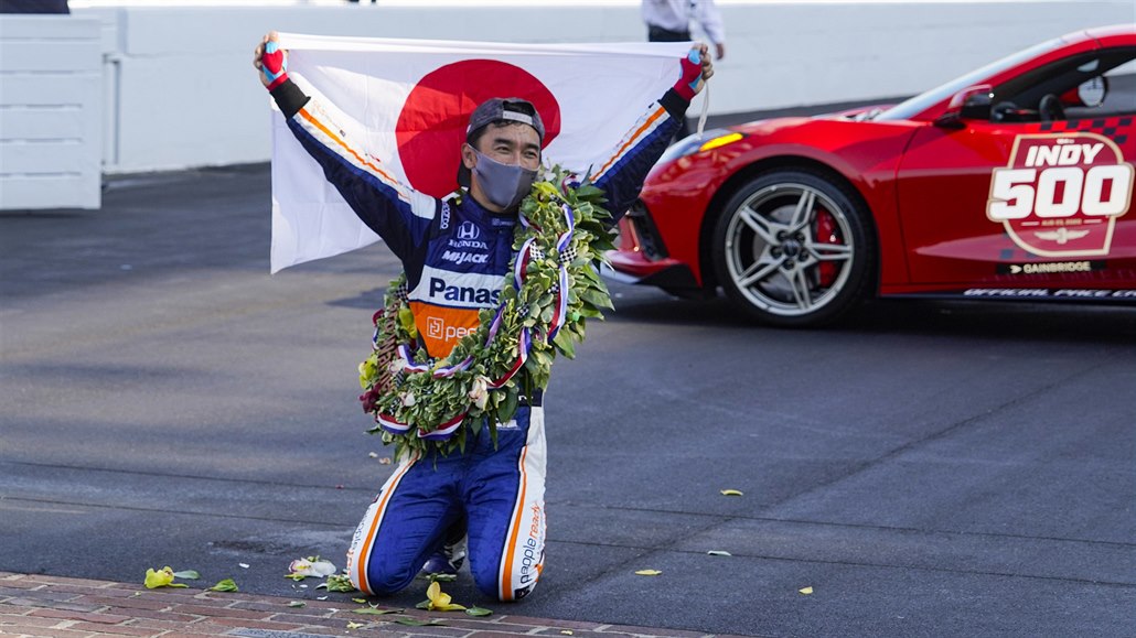 Takuma Sato ovládl slavný automobilový závod 500 mil Indianapolis.