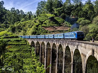 Nahoru a zase dolů. Ve srílanských kopcích vlak překonává spousty údolí, pestrá...
