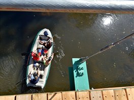Vodáci na raftu proplouvají na ece Ohi pod rozestavnou lávkou u Svatoských...