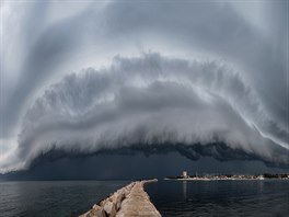 Mrak v podobě příšery pořízený před bouří nad chorvatským přístavím letoviskem...
