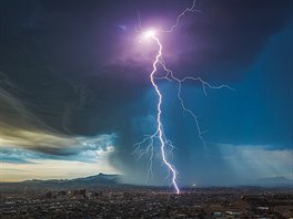 Panoramatický snímek pořízený za bouřky nad pouštní krajinou, zachycující blesk...