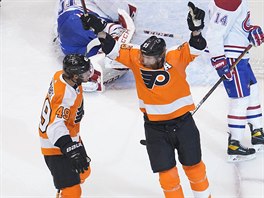 Jakub Vorek slav s Joelem Farabeem gl za Philadelphia Flyers.