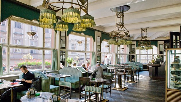 Grand Cafe Orient sdl v kubistickm dom U ern Matky Bo. Architekt Josef Gor navrhl pro kavrnu osvtlen i podobu baru.