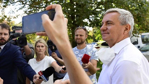 Kancl Vratislav Myn informuje novine o zdravotnm stavu prezidenta Miloe Zemana. (26. srpna 2020)