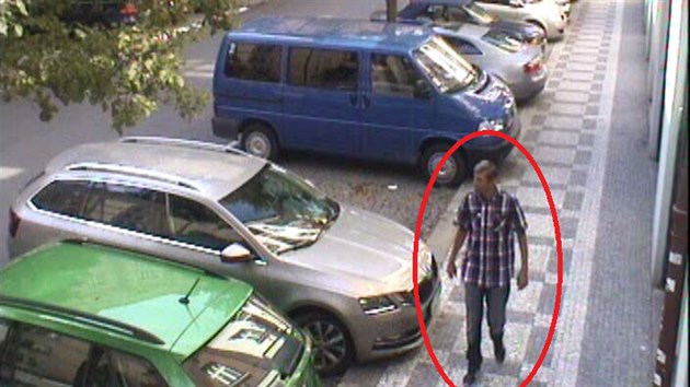 Mu� podez�el� z okraden� seniorky v pra�sk� Buben�i. (20. srpna 2020)