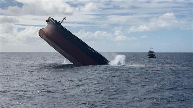 ady na Mauriciu nechaly klesnout havarovanou japonskou nkladn lo ke dnu. (24. srpna 2020)
