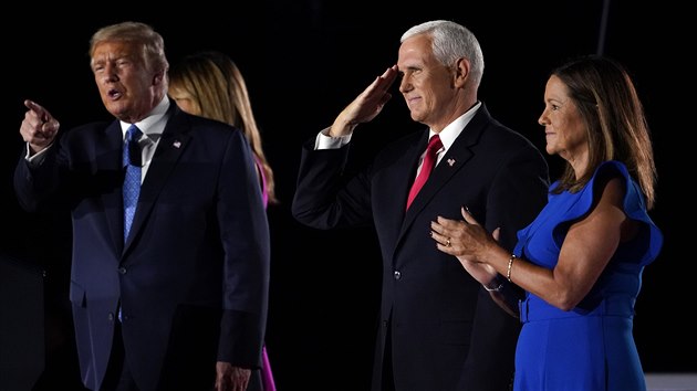 Americký viceprezident Mike Pence s manželkou doprovodil na pódium během nominačního sjezdu Republikánské strany prezidenta Donalda Trumpa. (26. srpna 2020)