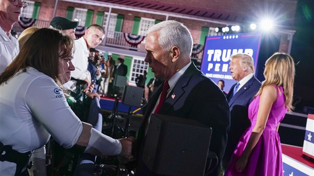 Americký viceprezident Mike Pence doprovodil na pódium během nominačního sjezdu Republikánské strany prezidenta Donalda Trumpa. (26. srpna 2020)