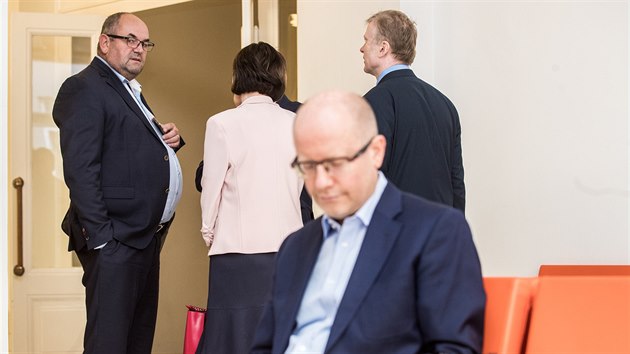 B�val� premi�r Bohuslav Sobotka vypov�dal jako sv�dek u soudu v kauze sportovn�ch dotac�. Vlevo stoj� b�val� ��f FA�R Miroslav Pelta. (28. srpna 2020)