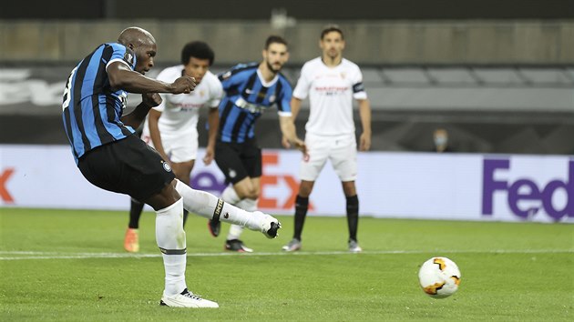 SUE. Romelu Lukaku (Inter) promuje pokutov kop ve finle Evropsk ligy proti Seville.