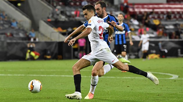 Sergio Reguiln (Sevilla) utk Diegu Godnovi z Interu Miln.