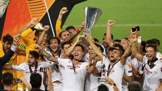 Fotbalist Sevilly slav u est titul v Evropsk lize.