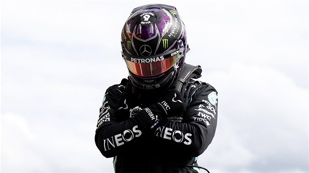 Britsk pilot ve slubch stje Mercedes Lewis Hamilton se raduje z vtzstv v kvalifikaci na Velkou cenu Belgie.